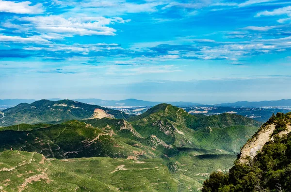 Mavi bulutlu gökyüzü ile dağ manzarası