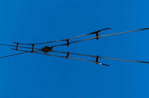 Stromkabel Der Straßenbahn Gegen Den Blauen Himmel — Stockfoto