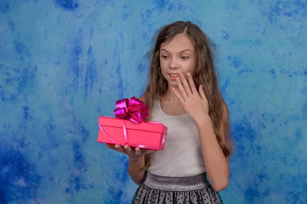 Menina recebeu uma caixa de presente vermelho para o Natal — Fotografia de Stock