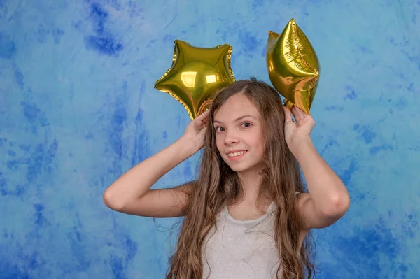 Menina posando com duas estrelas douradas — Fotografia de Stock