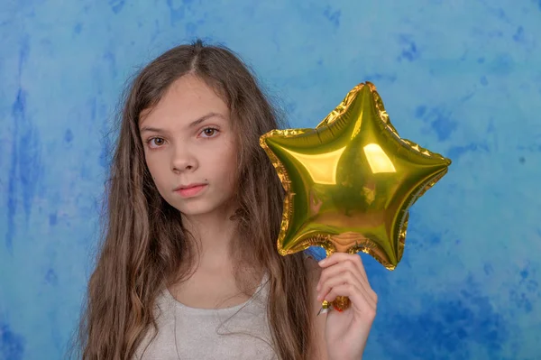 Menina posando com uma estrela dourada — Fotografia de Stock