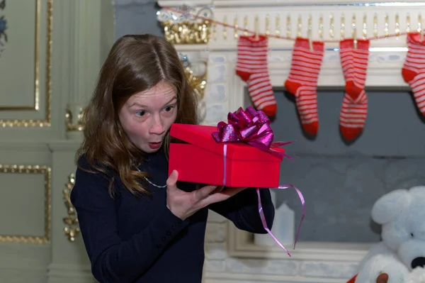 Chica sorprendida rasgando una caja de regalo — Foto de Stock