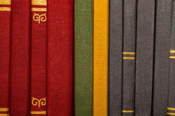 Książki o różnych kolorach na półce na książki — Zdjęcie stockowe