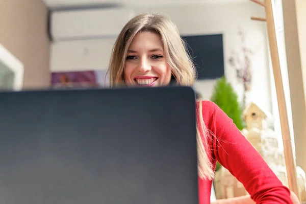 Mujer sonriente mirando en el monitor portátil — Foto de Stock