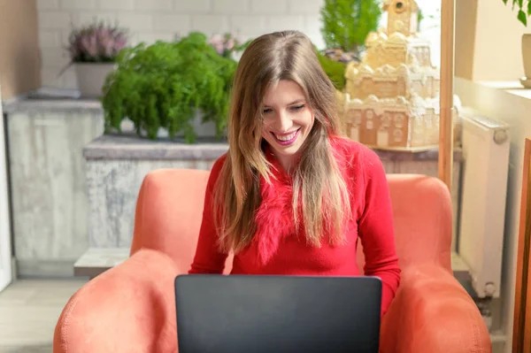 Mujer sonriente mirando en el monitor portátil — Foto de Stock