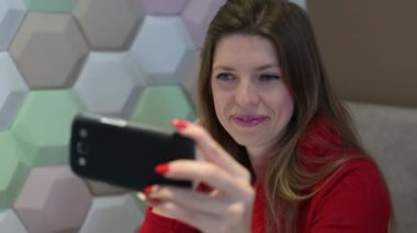 Kız blogger telefonda video kaydediyor. Skype 'ta telefonla konuşan kız
