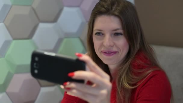 Blogueiro Menina Grava Vídeo Telefone Menina Skyping Por Telefone — Vídeo de Stock