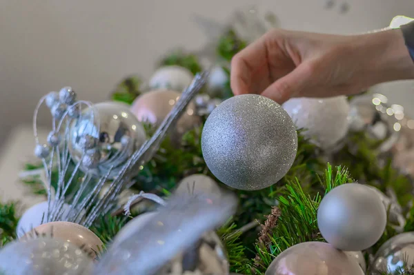 Mão feminina decora uma árvore de Natal — Fotografia de Stock