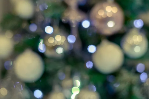 Fundo da árvore de natal borrada em cores quentes — Fotografia de Stock