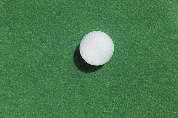 Μπάλα του γκολφ σε πράσινο φόντο το top view — Φωτογραφία Αρχείου