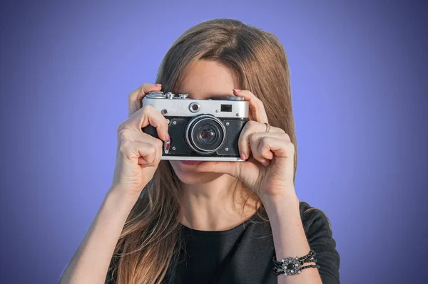 Élégant jeune fille photographe prenant des photos avec une caméra rétro — Photo