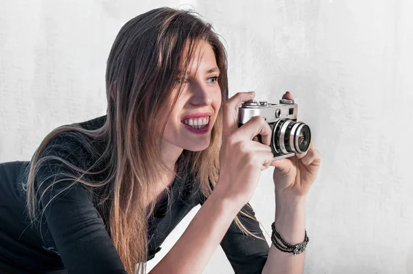 Élégant jeune fille photographe prenant des photos avec une caméra rétro — Photo
