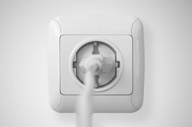 Duvarda beyaz elektrik prizi var. Kapat..