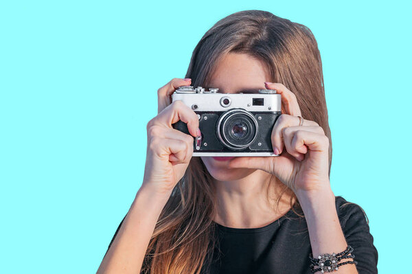 женщина с длинными волосами, сделайте фото ретро камерой
