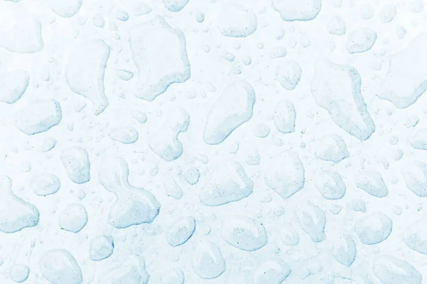 Gocce d'acqua su una superficie azzurra — Foto Stock