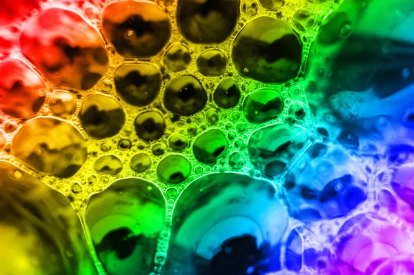 Різнокольоровий візерунок бульбашки як структура піни на рідкому серці — стокове фото