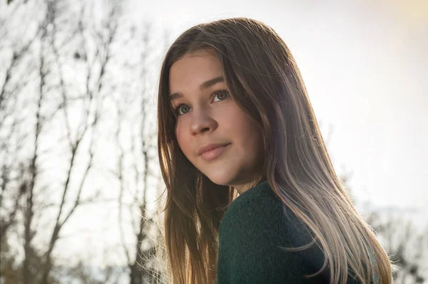 Retrato de una linda adolescente en el parque en un día soleado —  Fotos de Stock