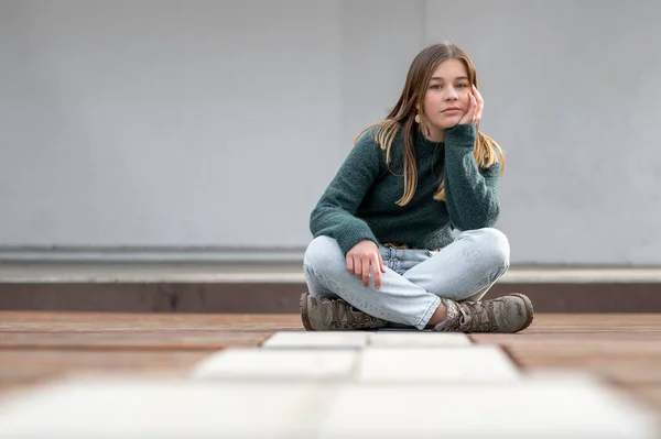 Porträt Einer Einsam Sitzenden Schönen Jungen Teenagerin — Stockfoto