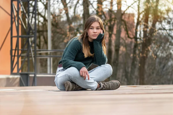 Retrato Una Joven Adolescente Sentada Sola —  Fotos de Stock