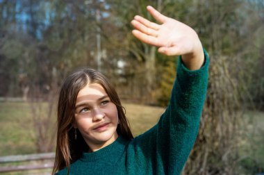 Güneşten saklanan kız eliyle