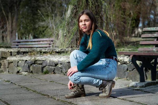 Triste Adolescente Chica Sentado Parque —  Fotos de Stock