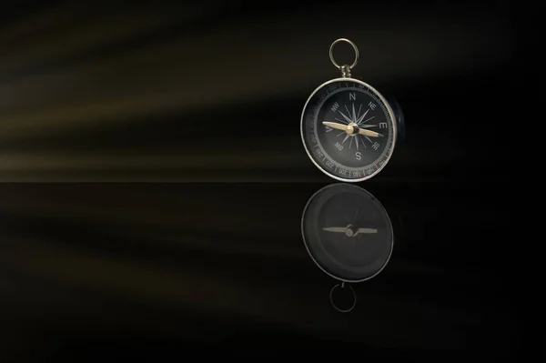 Kompass Auf Dunklem Schwarzem Hintergrund Mit Kopierraum Als Richtung — Stockfoto