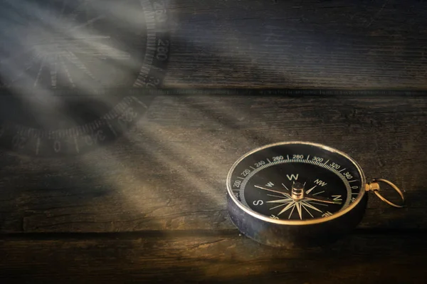 Compass Dark Wooden Background Rays Light — Stock Photo, Image