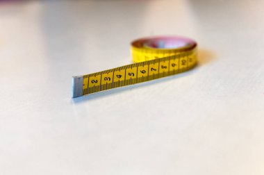 Beyaz arkaplanda sarı şerit ölçüsü