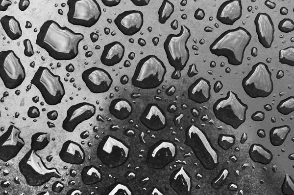 Zwarte Druppels Water Een Donker Oppervlak — Stockfoto
