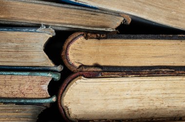 Kütüphane rafında bir yığın eski kitap