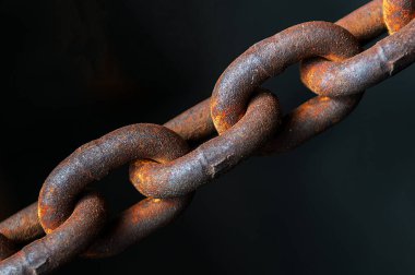 Paslı metal zincir bağlantılarının görüntüsünü kapat 