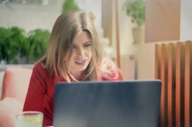 Kadın karantina sırasında evde bilgisayarın başında çalışıyor.