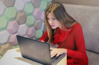Kadın karantina sırasında evde bilgisayarın başında çalışıyor.