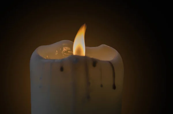 Vela Encendida Sobre Fondo Oscuro — Foto de Stock