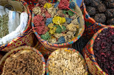 Doğulu bir dükkanda baharatlar