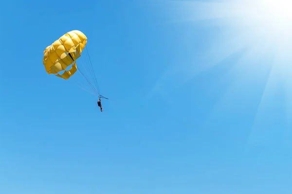 Paracaidista Volando Con Paracaídas Amarillo Lancha Rápida Mar Paracaídas Control — Foto de Stock