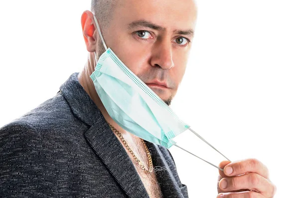 Man Kostym Och Medicinsk Mask Tittar Kameran — Stockfoto