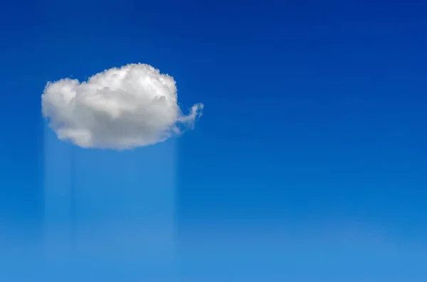 青い空に対して雨の流れと雲 青い空に対する小さな雨の雲 — ストック写真