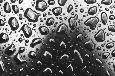 Karanlık bir yüzeyde siyah su damlaları