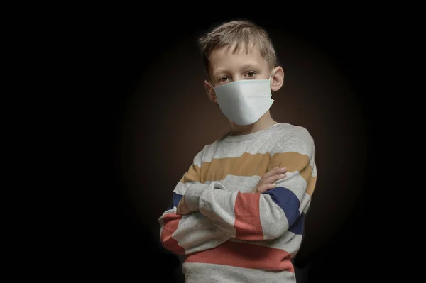 Maska Medyczna Ochrona Przed Koronawirusem Innymi Wirusami Portret Chłopca Czarnym — Zdjęcie stockowe
