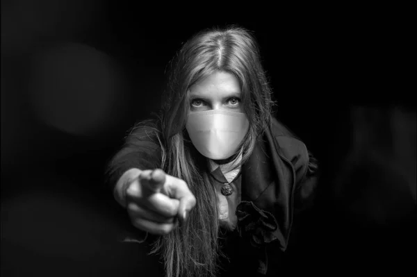 Lékařská Maska Ochrana Proti Koronaviru Dalším Virům Žena Černém Obleku — Stock fotografie