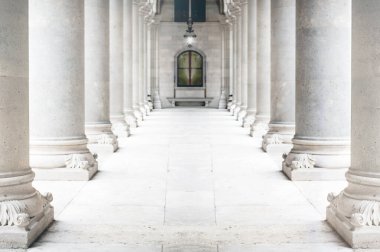 Beyaz mermer sütunlar dizisi