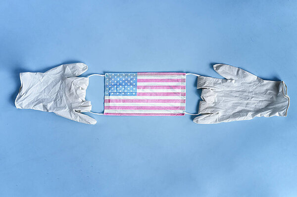 Коронавирус, Ковид-19 в России. маска от коронавируса с российским флагом и медицинскими перчатками
