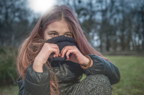 Coronavirus Covid Adolescente Cubriéndose Cara Con Una Bufanda Una Infección —  Fotos de Stock