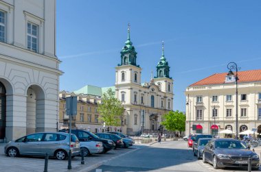 VARŞAN, POLAND - 08 Mayıs 2018 Varşova 'nın güneşli caddesi