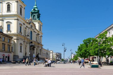 VARŞAN, POLAND - 08 Mayıs 2018 Varşova 'nın güneşli caddesi