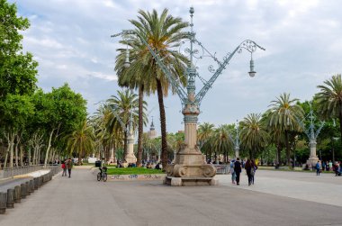 BARCELONA, İspanya - Mayıs 09, 2018. Bahar 'ın güzel caddesi Barcelona