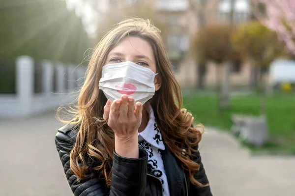 Virusmasker Covid Vrouw Die Openbare Ruimte Loopt Gezichtsbescherming Draagt Ter — Stockfoto