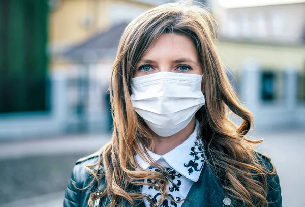 Maschera Virale Covid Donna Che Cammina Nello Spazio Pubblico Indossando — Foto Stock