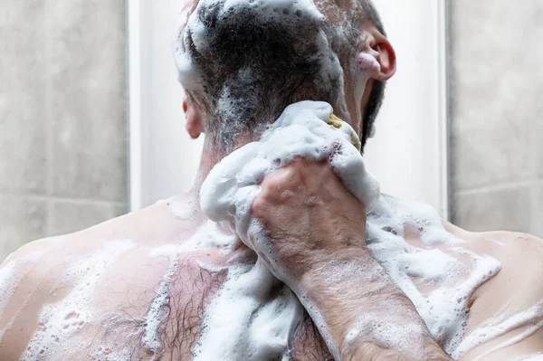 Uomo Prende Una Doccia Nel Moderno Bagno Piastrellato — Foto Stock